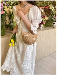 Sac bandoulière en paille avec étoiles de mer et robe d'été en dentelle blanche