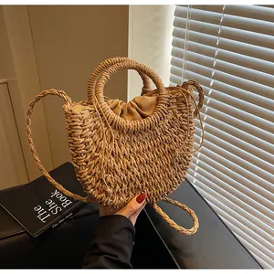 Détail du sac de plage en paille tressé avec double poignée et doublure à cordon de serrage
