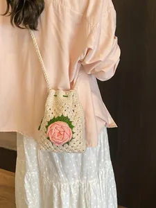 Handgefertigte gehäkelte Rosen-Umhängetasche für Damen mit Blumendetails und Kordelzug