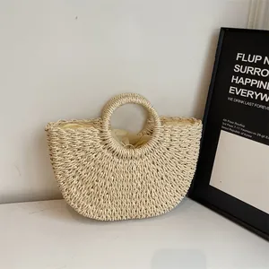 Détail du sac en paille fait main avec bord ondulé, poignée ronde et doublure à cordon