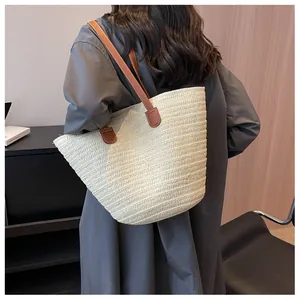 Grand sac cabas tissé avec anses en cuir marron pour la plage ou les vacances