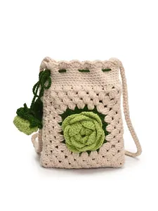 Handgefertigte Häkel-Umhängetasche in Beige mit 3D-Rose und praktischem Kordelzugverschluss