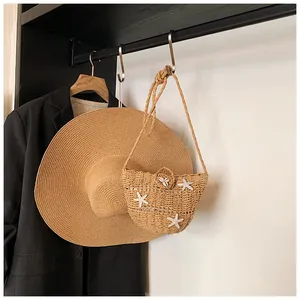 Chapeau de paille et sac bandoulière assorti avec étoiles de mer pour les vacances