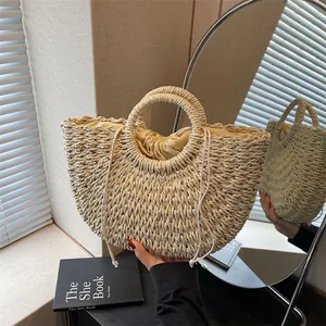 Détail de la texture en paille tressée avec poignées rondes et doublure à cordon
