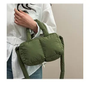 Dettaglio borsa trapuntata verde oliva con morbida texture imbottita e tracolla regolabile