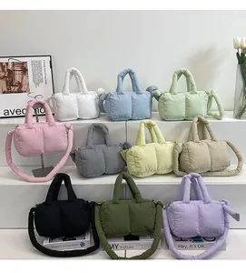 Dettaglio di borse trapuntate in dieci colori vivaci con manici imbottiti e tracolle