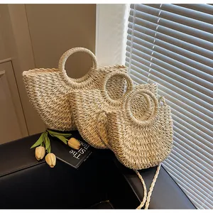 Trois tailles de sacs lune en paille tressée beige avec une texture naturelle
