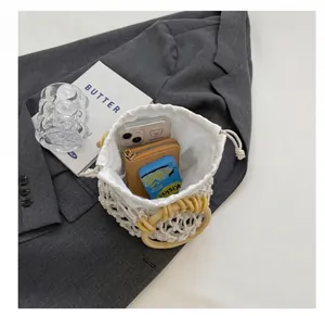 Innenkapazität der weißen Web-Tasche mit Handy und gesteppter Brieftasche