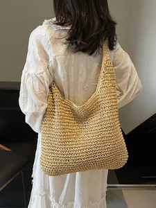 Grande borsa a tracolla in paglia beige per la spiaggia e le vacanze in stile boho