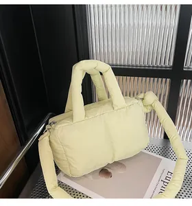 Dettaglio della borsa a mano trapuntata verde chiaro con tracolla imbottita a nodo