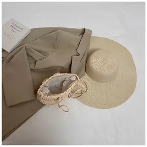 Gros plan détaillé de l'intérieur du sac de plage tressé avec doublure et étiquette d'entretien