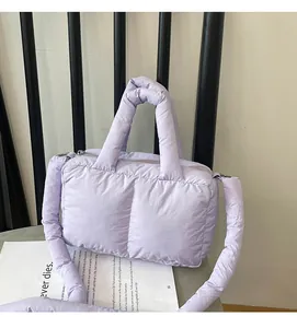 Dettaglio della borsa imbottita viola chiaro con trama trapuntata e cerniera metallica lucida