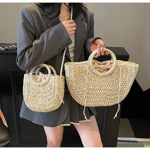 Détail du sac cabas en paille beige avec doublure à cordon et poignées rondes en paille