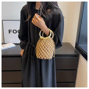 Detail der Boho-Häkeltasche mit Holzringgriff und praktischem Kordelzug-Innenbeutel