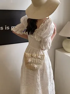 Sac de plage en paille avec étoiles de mer et bandoulière tissée avec robe d'été