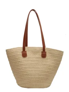 Grand sac cabas minimaliste en paille tressée avec anses en cuir marron pour la plage