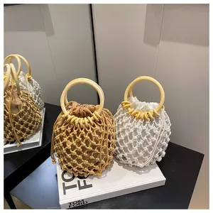 Detail der böhmischen hohlen gewebten Beuteltasche mit runden Griffen und Kordelzug-Innenbeutel