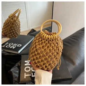 Detail der böhmischen handgewebten Netz-Beuteltasche mit Holzgriff und Kordelzug-Futter