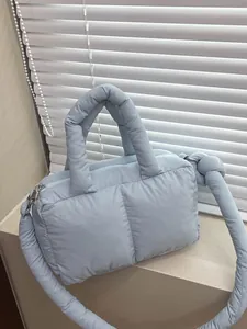 Borsa trapuntata azzurra con manico imbottito e tracolla con dettaglio a nodo