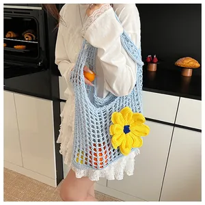 Detalle del bolso tote de ganchillo azul claro con una gran flor amarilla tejida en 3D