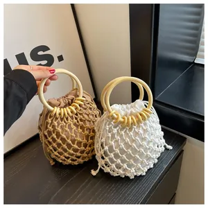 Details böhmischer hohler Webtaschen mit runden Holzgriffen und Innenfutter aus Leinen