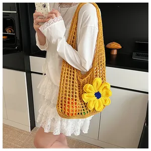 Detalle de un bolso de ganchillo amarillo brillante con una gran flor 3D y diseño de malla
