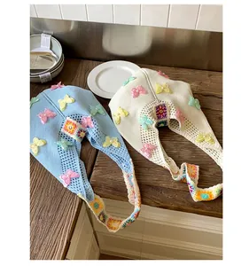 Detail von Stricktaschen mit 3D-Schmetterling-Stickerei und Regenbogen-Riemen
