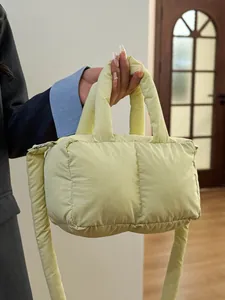 Borsa a mano trapuntata giallo pallido con manico e tracolla regolabile da donna