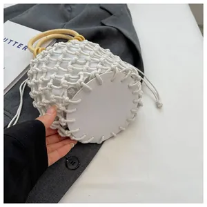 Detailansicht der gewebten Netztasche mit Holzgriff und weißem Kordelzug-Innenfutter