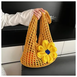 Detalle de bolso de ganchillo amarillo con flor 3D y malla para guardar fruta