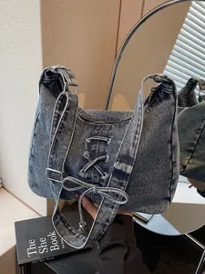 Sac hobo en denim bleu délavé avec grand nœud décoratif et bandoulière réglable pratique