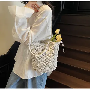 Gedetailleerde close-up van de macramé geweven bucket bag met geometrische patronen en binnenzak