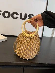 Böhmische gewebte Handtasche mit runden Holzgriffen und beigem Häkelnetz-Design