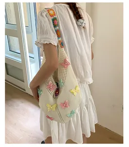 Detailansicht der Strickumhängetasche mit Pastell-Schmetterlingsapplikationen und Perlen