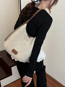 Minimalistische beige geweven hobo tas met bruine leren riem voor de zomervakantie