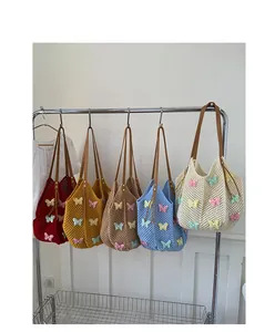 Série de sacs cabas en crochet colorés avec papillons 3D et lanières en cuir