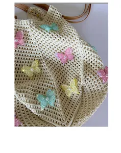 Détail du sac cabas au crochet avec papillons 3D colorés et détails en perles