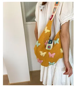 Detailaufnahme der gelben Häkeltasche mit 3D-Schmetterlingen und Blumen-Schultergurt