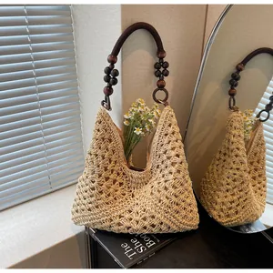 Détail du sac en paille tissé à la main avec motif crochet et anse en perles de bois