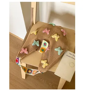 Detail der Bohème-Stricktasche mit 3D-Spitzen-Schmetterlingen und Perlen-Akzenten
