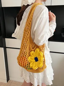 Bolso playero de ganchillo amarillo hecho a mano con flor 3D y diseño de malla fina