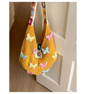 Detail der gelben Stricktasche mit 3D-Schmetterlingen und Perlenbesatz