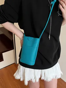Mini felblauwe crossbody telefoontas van kiezelleder met verstelbare schouderband