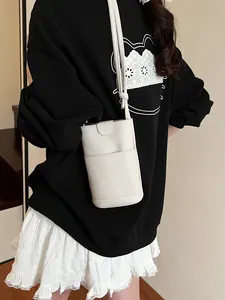 Minimalistische crèmewitte crossbody telefoontas voor dames met fijne schouderriem