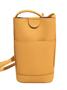 Gele crossbody telefoontas met lychee textuur en voorvak voor een trendy minimalistische look