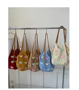 Détail de sacs de plage en maille ajourée avec appliques papillon 3D en cinq coloris vifs