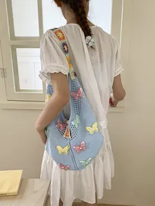 Hellblaue Häkel-Einkaufstasche mit 3D-Spitzen-Schmetterlingen und bunten Trägern