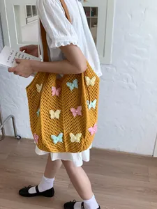 Sac de plage en maille crochetée jaune avec appliques papillons 3D et anses en cuir
