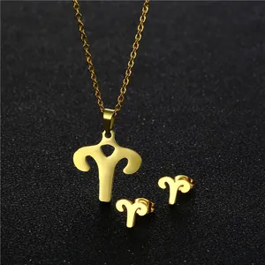 Dettaglio del set collana e orecchini segno zodiacale Ariete dorato su sfondo nero