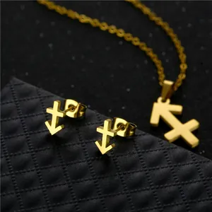 Set gioielli Sagittario dorato con collana e orecchini a perno su fondo nero lucido